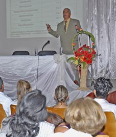 Debaten sobre uso prudente de antibióticos