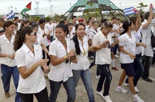 Estudiantes extranjeros desfilaron este Primero de Mayo