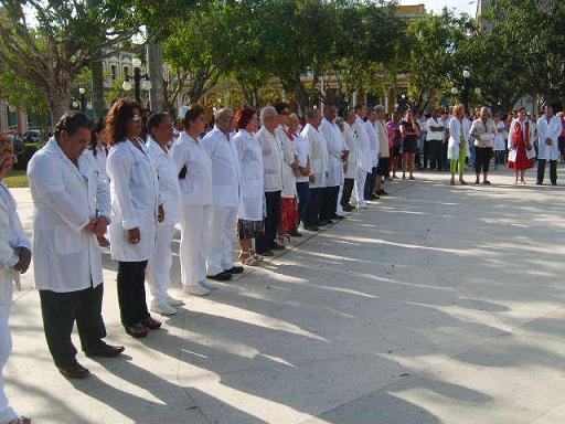 Reconocen a profesionales avileños de la Medicina